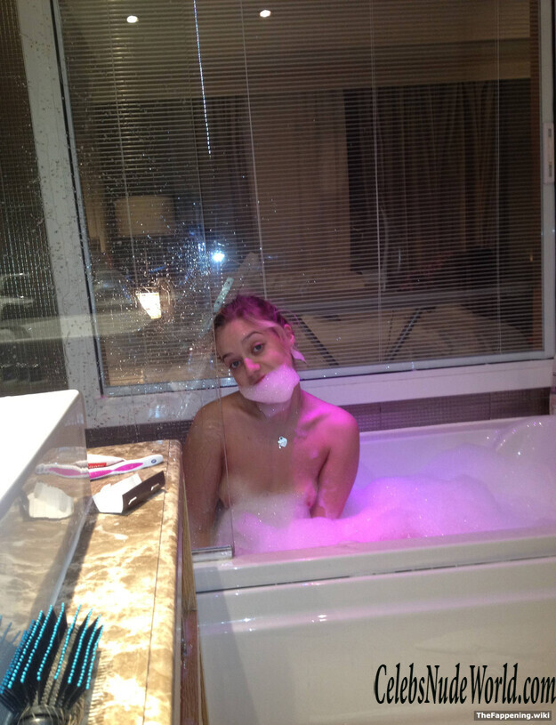 Kelsey Hardwick Nude 192662