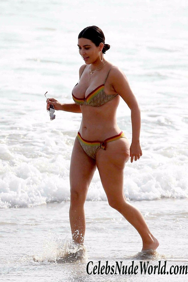 Kim Kardashian And Kourtney Kardashian At The Beach In Tulum
