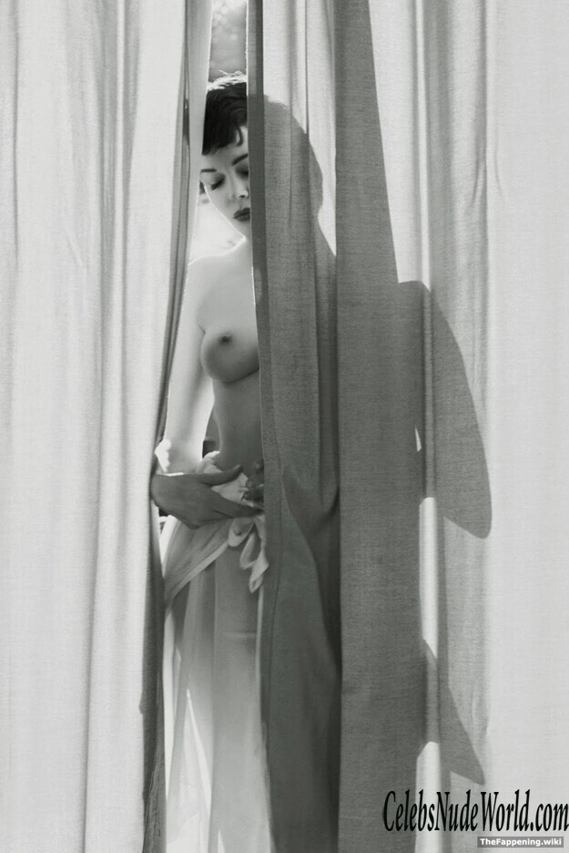 Rose McGowan Nude 198402
