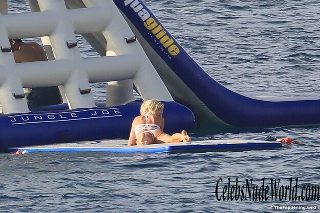 Victoria Silvstedt Nude 199084