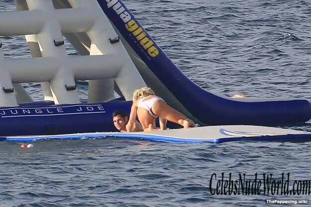 Victoria Silvstedt Nude 199087