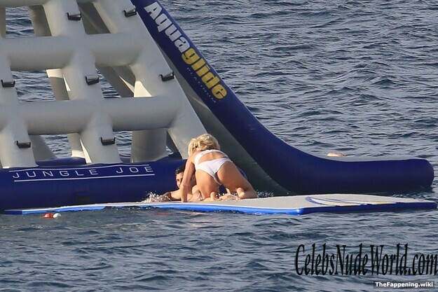 Victoria Silvstedt Nude 199088