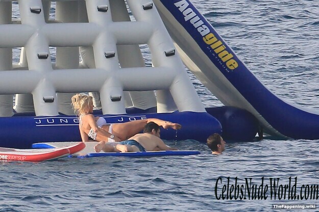 Victoria Silvstedt Nude 199089