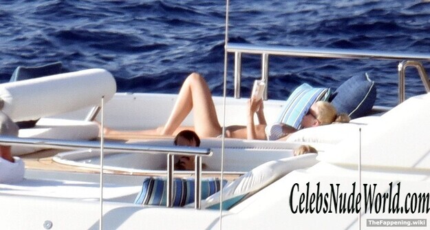 Claudia Schiffer Nude 200797