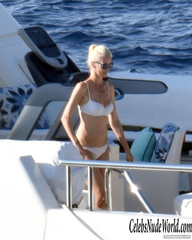 Claudia Schiffer Nude 200803