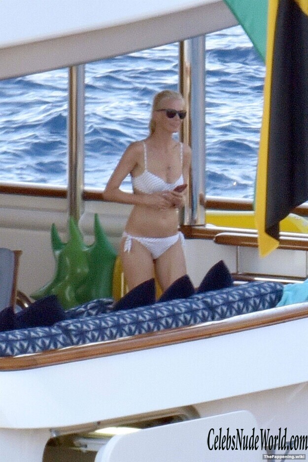 Claudia Schiffer Nude 200804