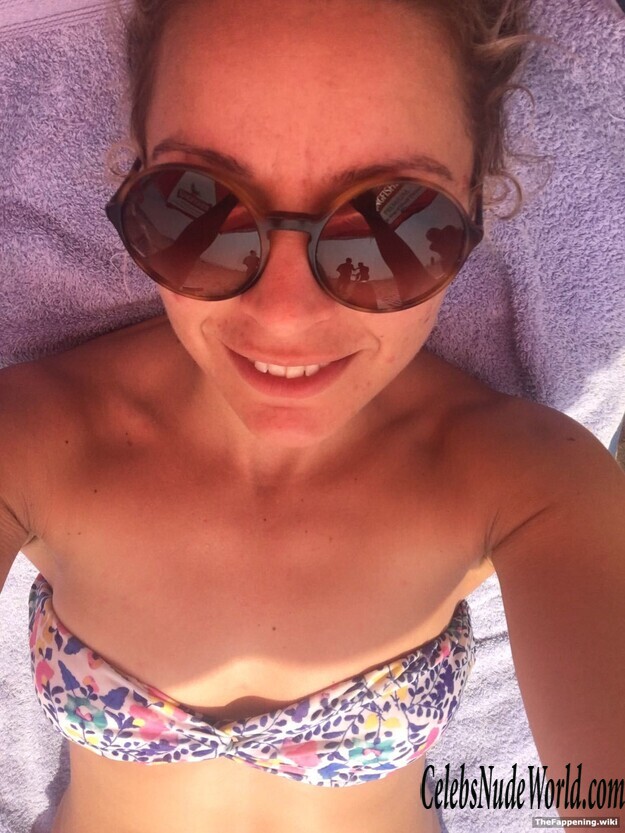 Claire Hutchings Nude 202925