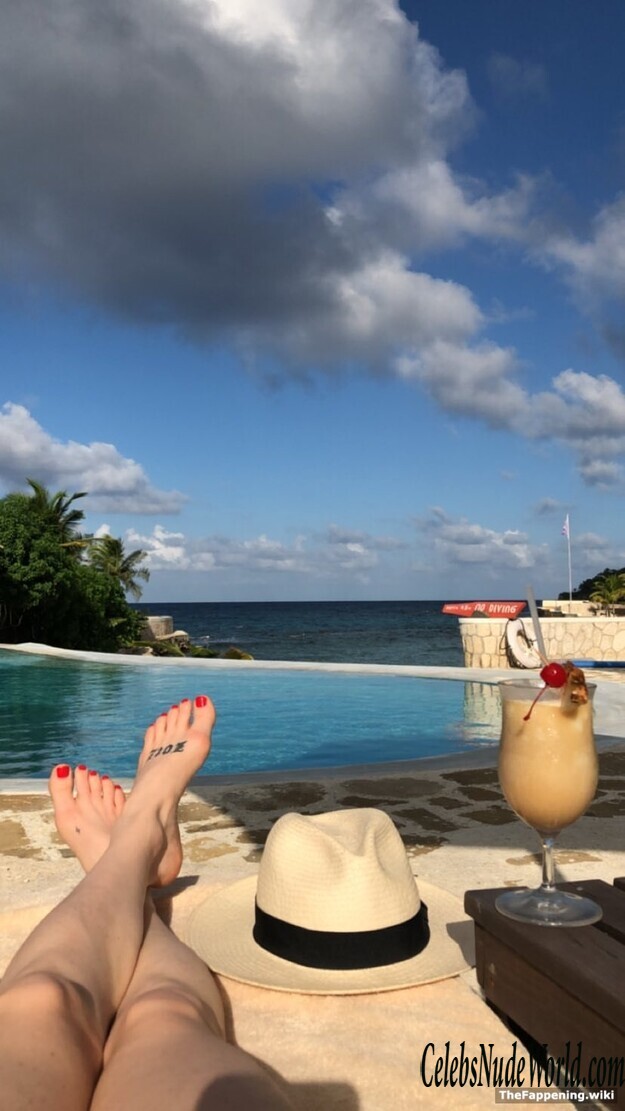 Caity Lotz Nude 203172