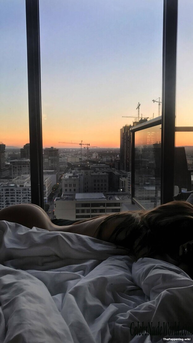 Alexis Ren Nude 205353