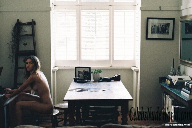 Zoe Cross Nude 205523