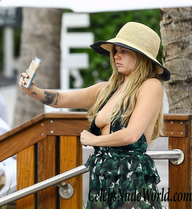 Chanel West Coast Nipple Slip On A Beach In Miami 20614