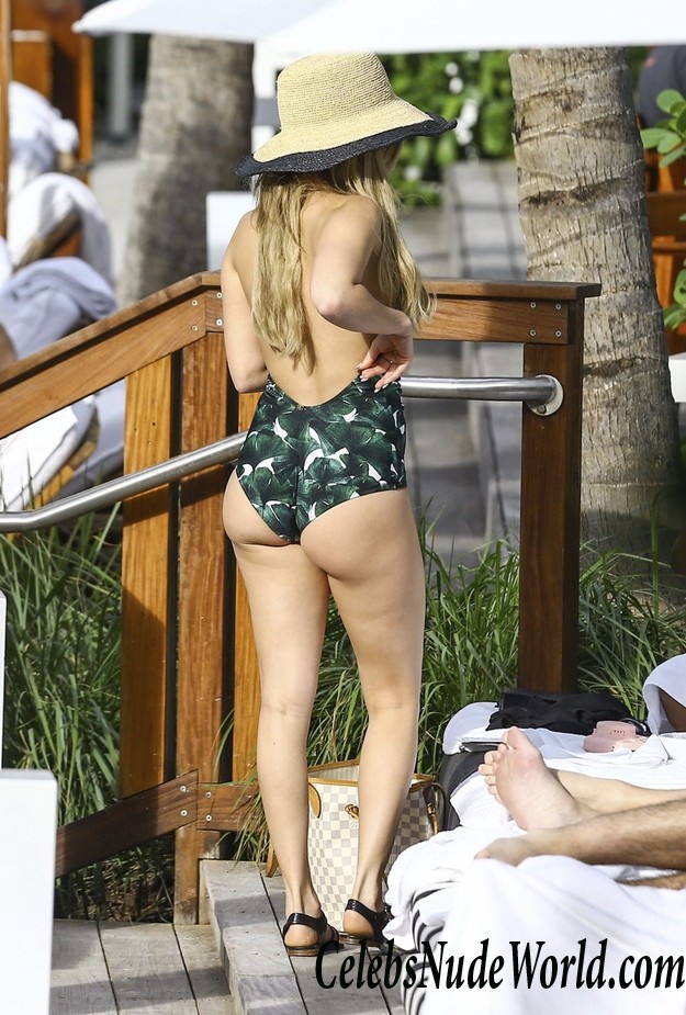 Chanel West Coast Nipple Slip On A Beach In Miami 20616