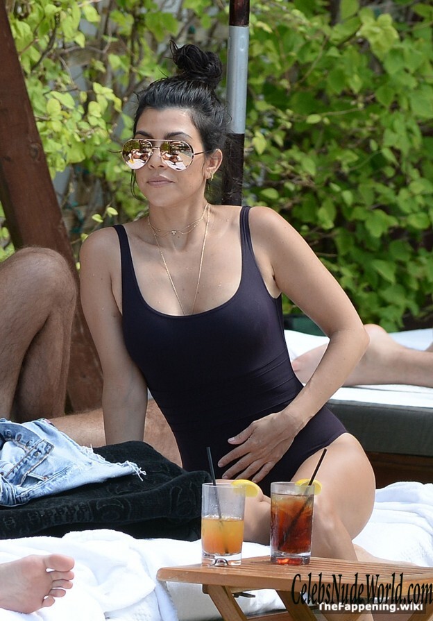 Kourtney Kardashian Nude 208533