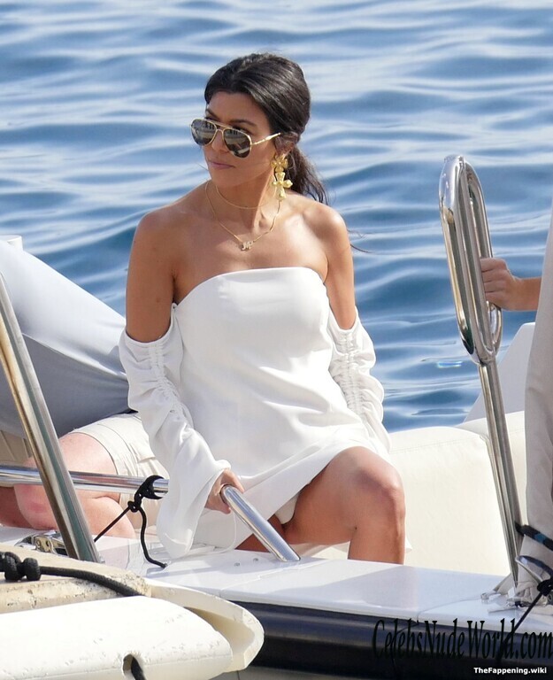 Kourtney Kardashian Nude 208608