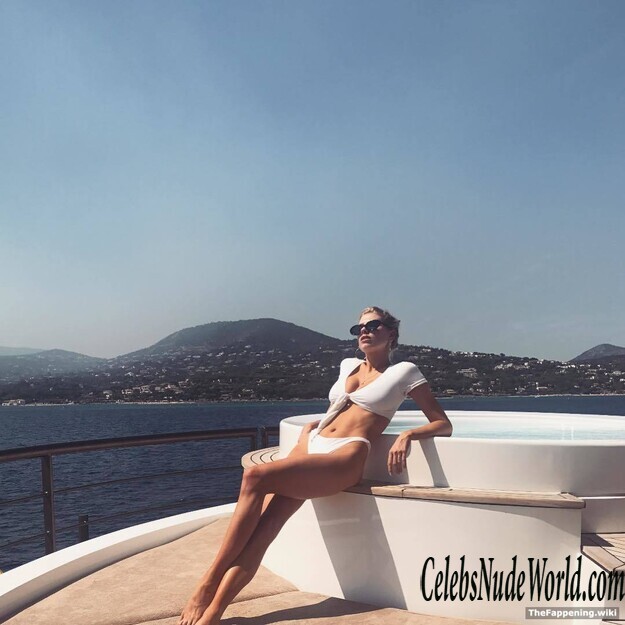 Charlotte McKinney special selection gallery 210905