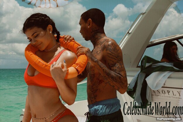 Kylie Jenner & Kendall Jenner Nude 211543