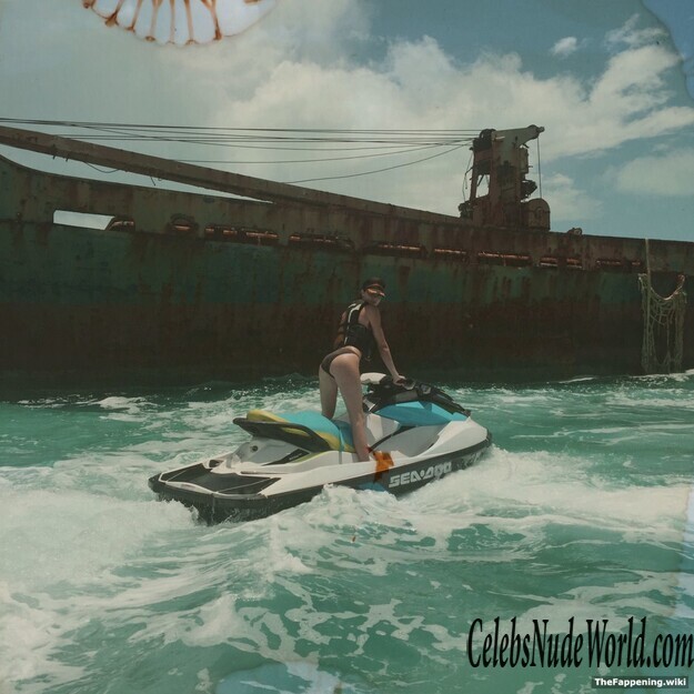 Kylie Jenner & Kendall Jenner Nude 211558