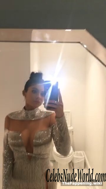 Kylie Jenner & Kendall Jenner Nude 211561