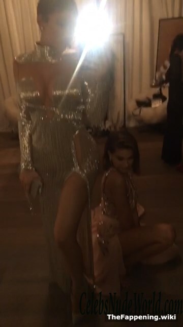 Kylie Jenner & Kendall Jenner Nude 211562
