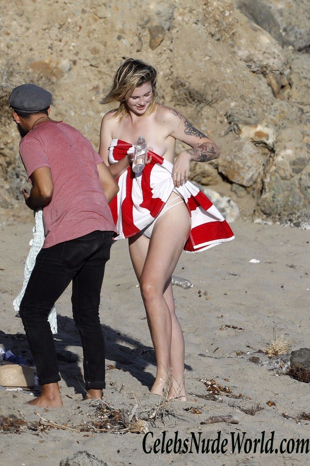 Ireland Baldwin Nip Slip During A Photo Shoot In Malibu 21222