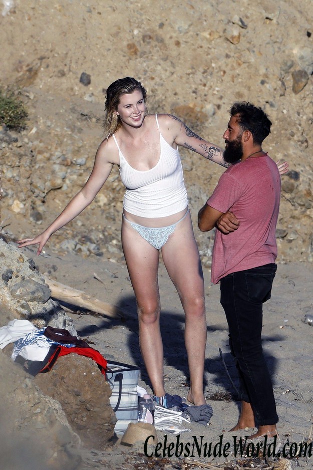 Ireland Baldwin Nip Slip During A Photo Shoot In Malibu 21233