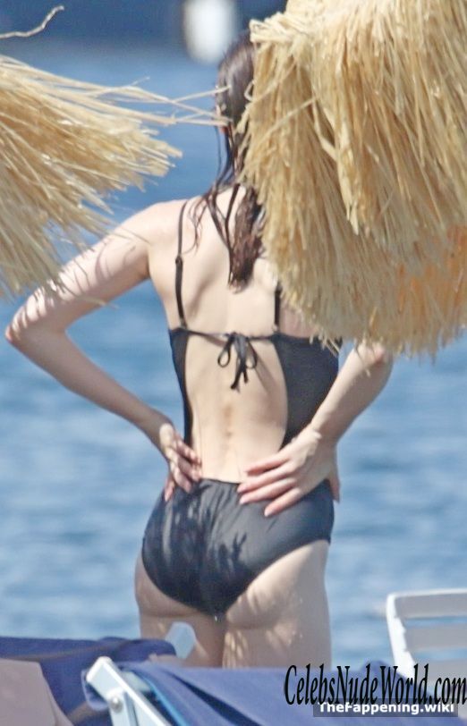 Lily Collins Nude Pics
