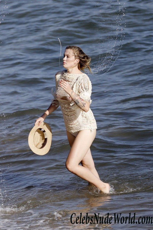 Ireland Baldwin Nip Slip During A Photo Shoot In Malibu 21242