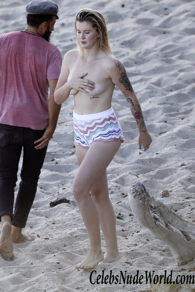 Ireland Baldwin Nip Slip During A Photo Shoot In Malibu 21243