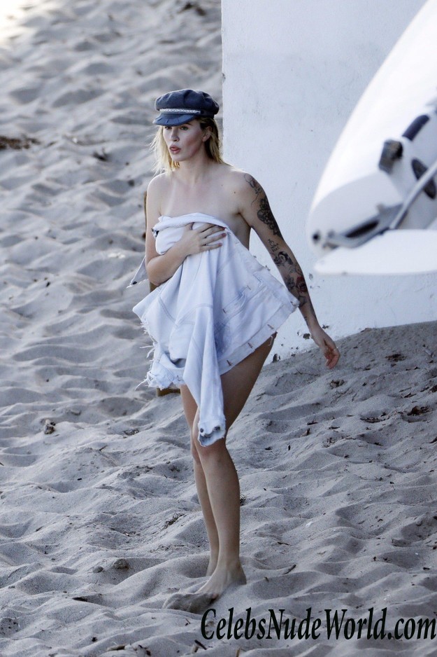 Ireland Baldwin Nip Slip During A Photo Shoot In Malibu 21245