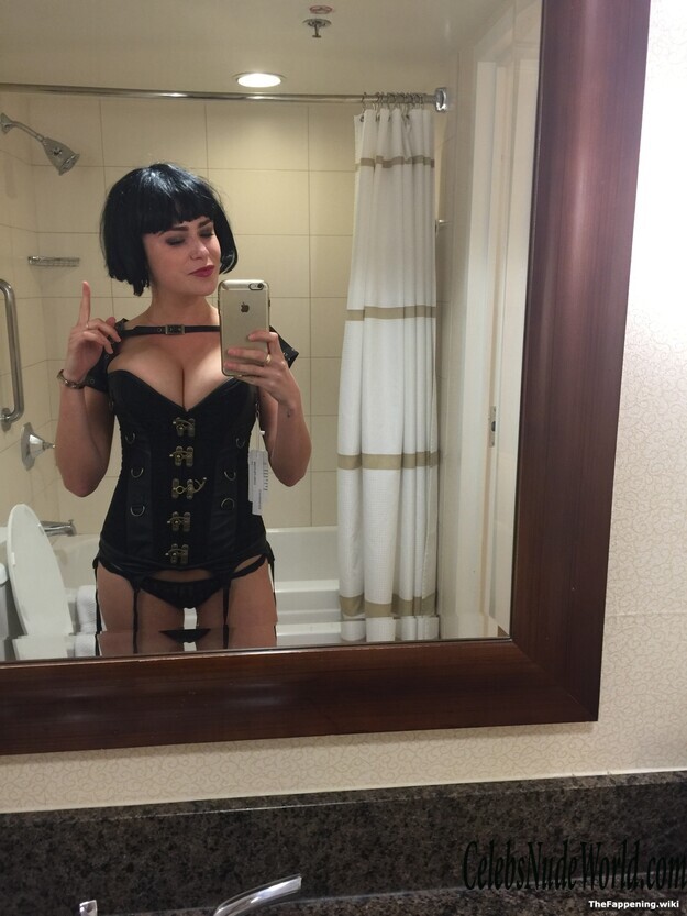 Nicolle Radzivil Nude 216964