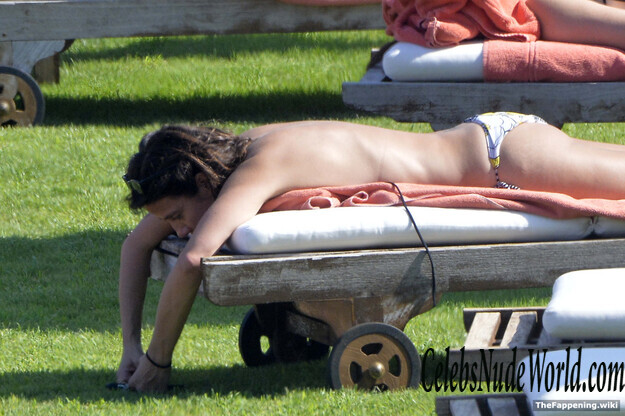 Natalie imbruglia topless