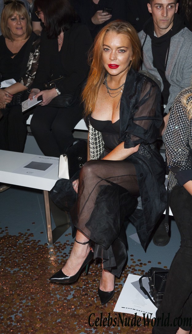 Lindsay Lohan Nipple Slip At Gareth Pugh Show During London Fashion Week 22514