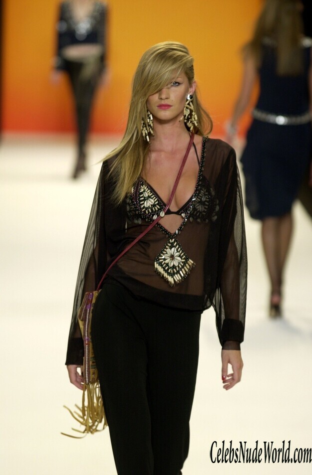 Gisele Bundchen sexy on the catwalk 1 228507