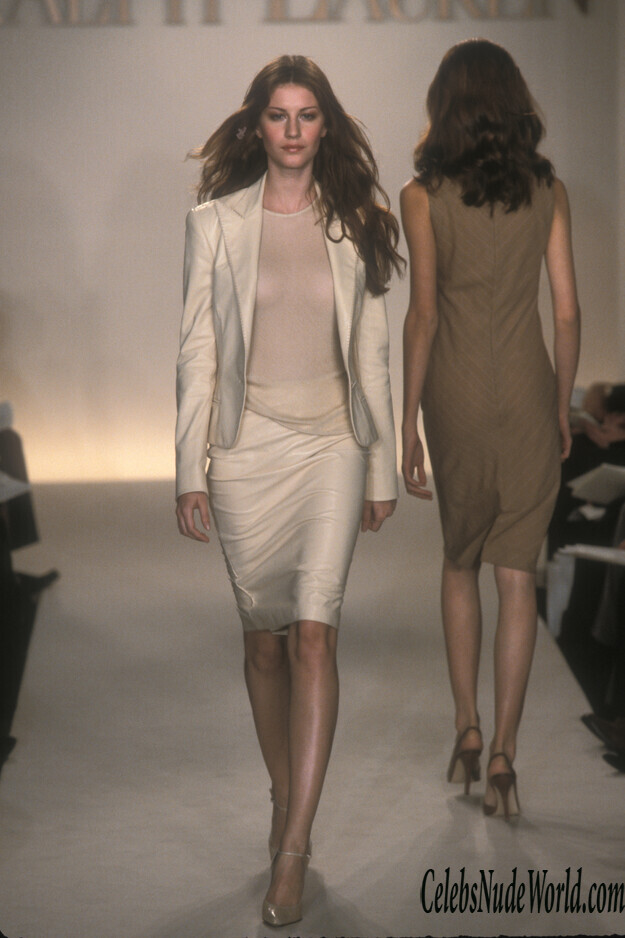 Gisele Bundchen sexy on the catwalk 3 228530