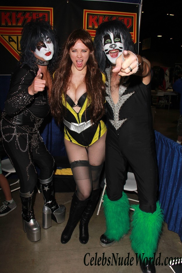 Maitland Ward Nipple Slip And Pussy Lips At The Long Beach Comic Expo 22854