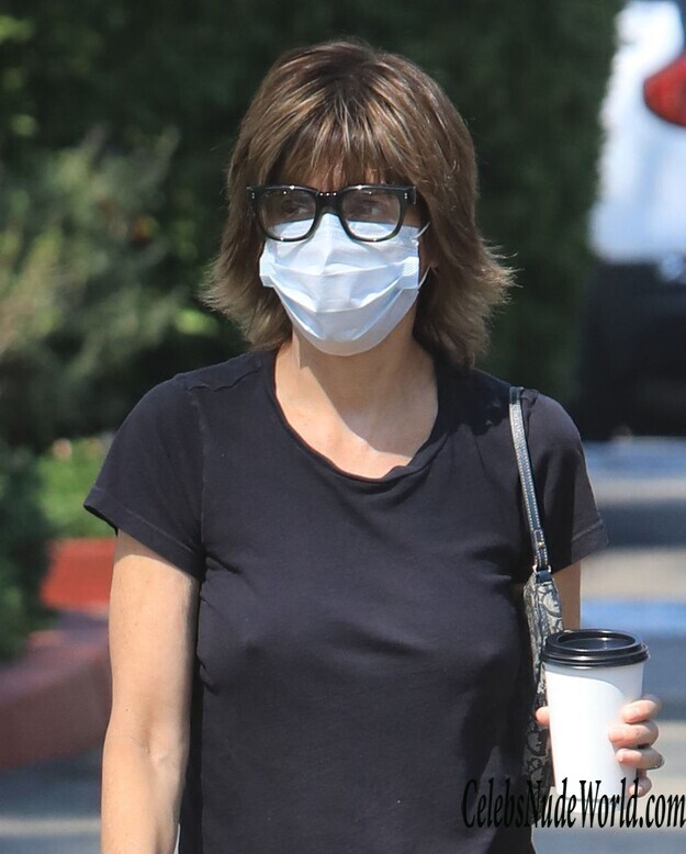 Lisa Rinna Pokies In A Black T Shirt In Los Angeles 231338