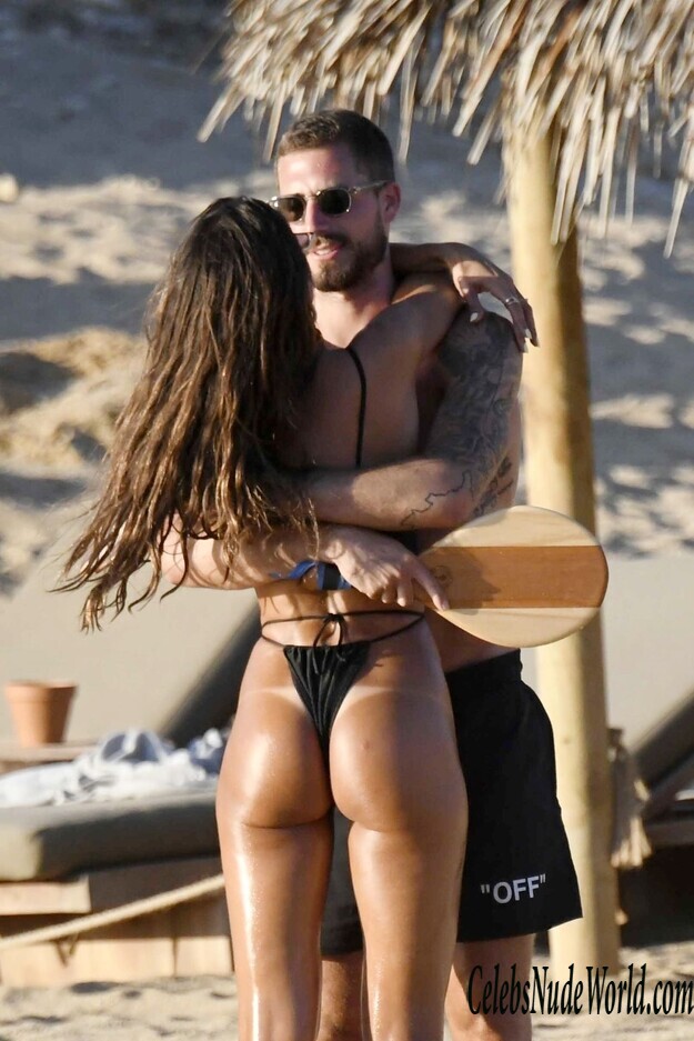 Izabel Goulart Insanely Hot In Thong Swimsuit! 231381