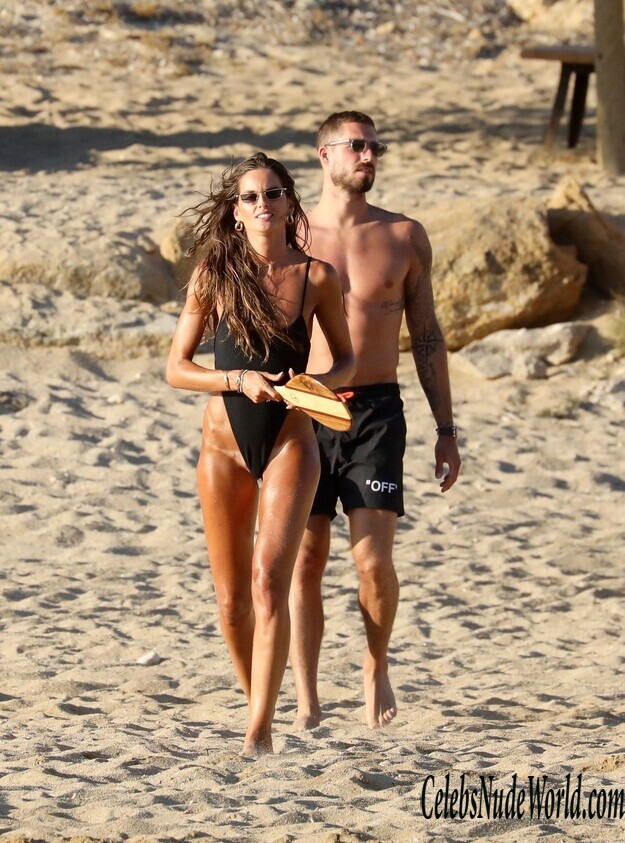 Izabel Goulart Insanely Hot In Thong Swimsuit! 231389