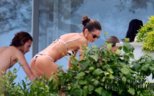 Izabel Goulart Boob Slip In Saint Tropez 231467