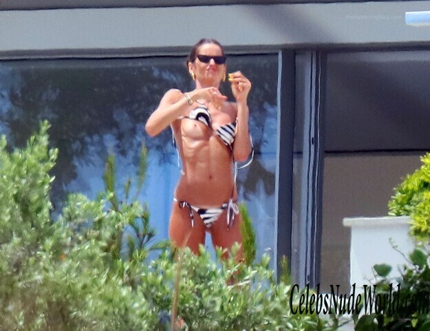 Izabel Goulart Boob Slip In Saint Tropez 231472