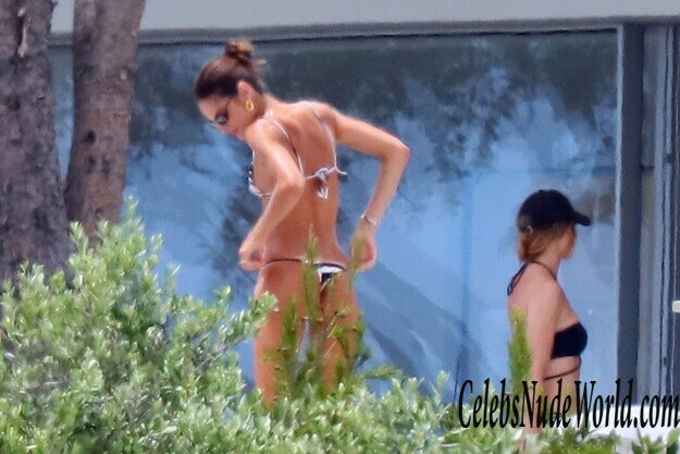 Izabel Goulart Boob Slip In Saint Tropez 231474