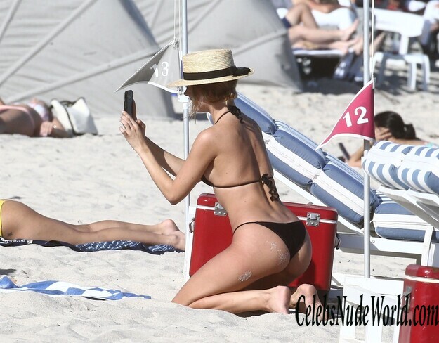 Kimberley Garner Super Sexy At A Beach In Miami 231662