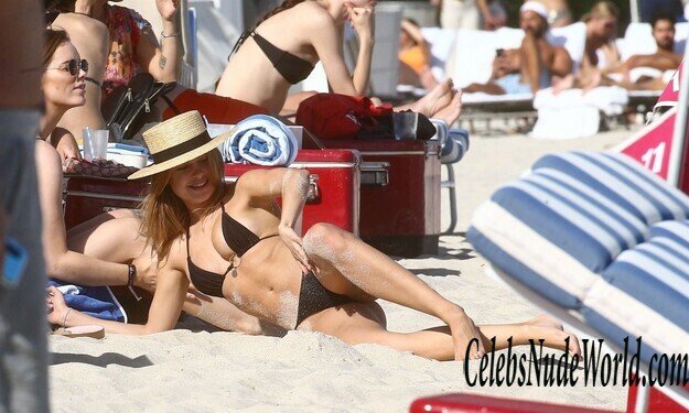 Kimberley Garner Super Sexy At A Beach In Miami 231681