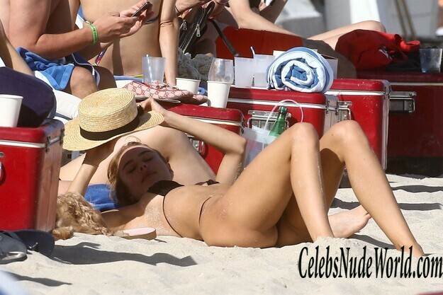 Kimberley Garner Super Sexy At A Beach In Miami 231688