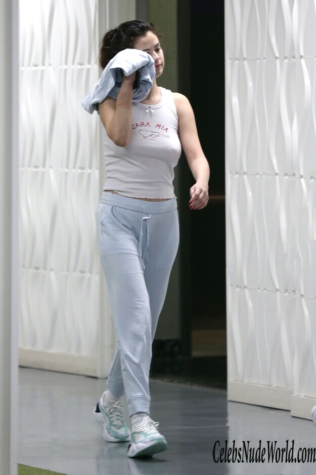 Selena Gomez Braless Pokies In Los Angeles 231774