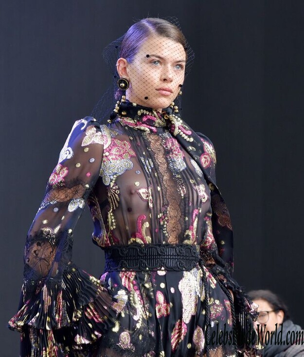 Georgia Fowler See Thru To Boobs On The Runway 231790