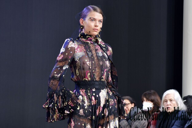 Georgia Fowler See Thru To Boobs On The Runway 231792