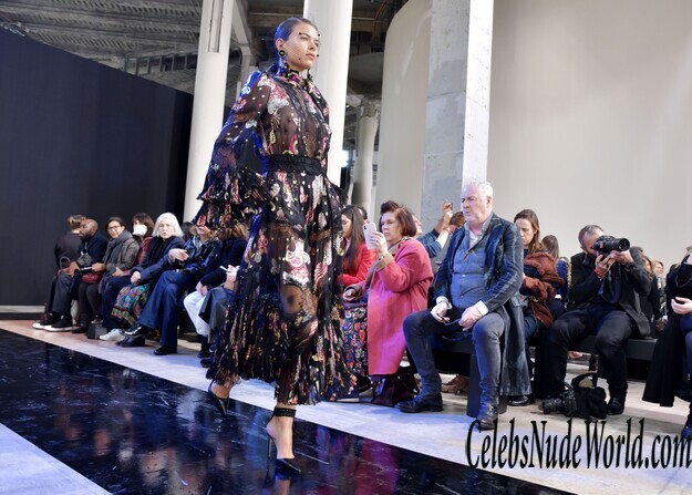 Georgia Fowler See Thru To Boobs On The Runway 231794