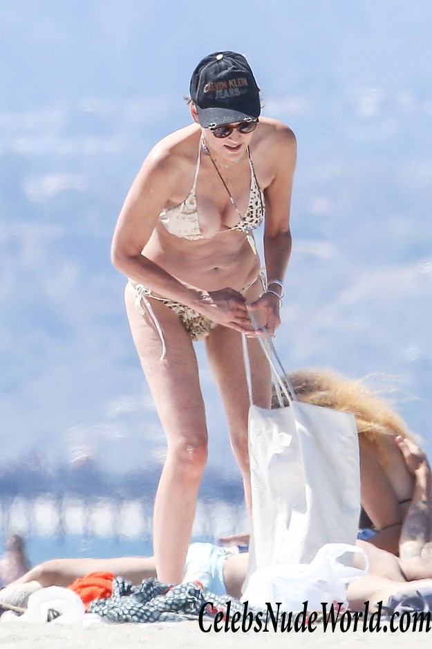 Sharon Stone Nipple Slip On A Beach In Venice 23260