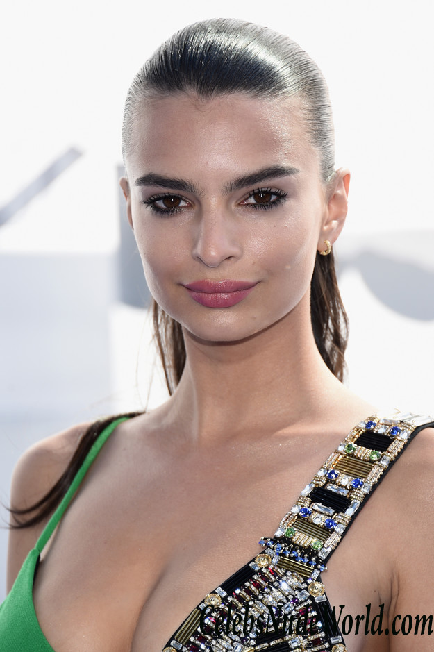 Emily Ratajkowski Deep Cleavage And Nipple Peek At The MTV Movie Awards In LA 23326